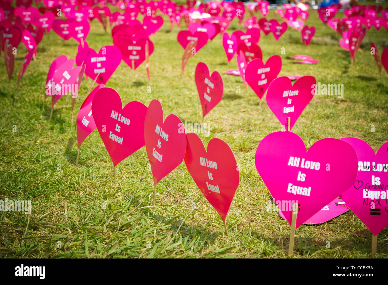 A forma di cuore ad indicazioni stampate con il messaggio 'tutto l'amore è pari' Foto Stock