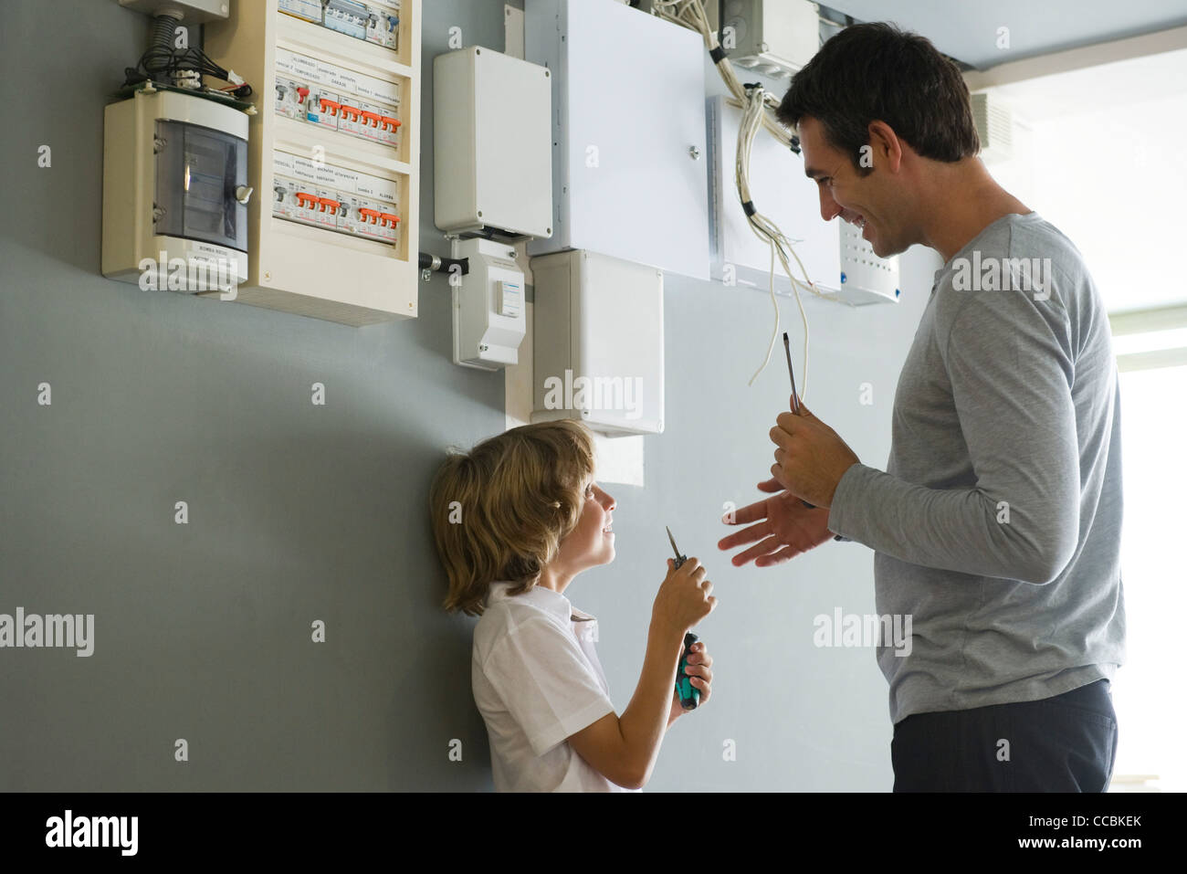 Figlio aiutando il padre con il miglioramento di casa Foto Stock