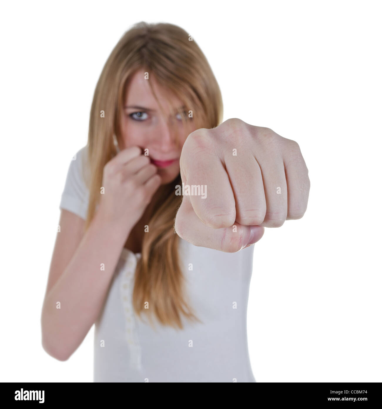 Donna kick-boxer atteggiamento di guardia preparati per la lotta isolata su bianco, concentrarsi sull'occhio Foto Stock