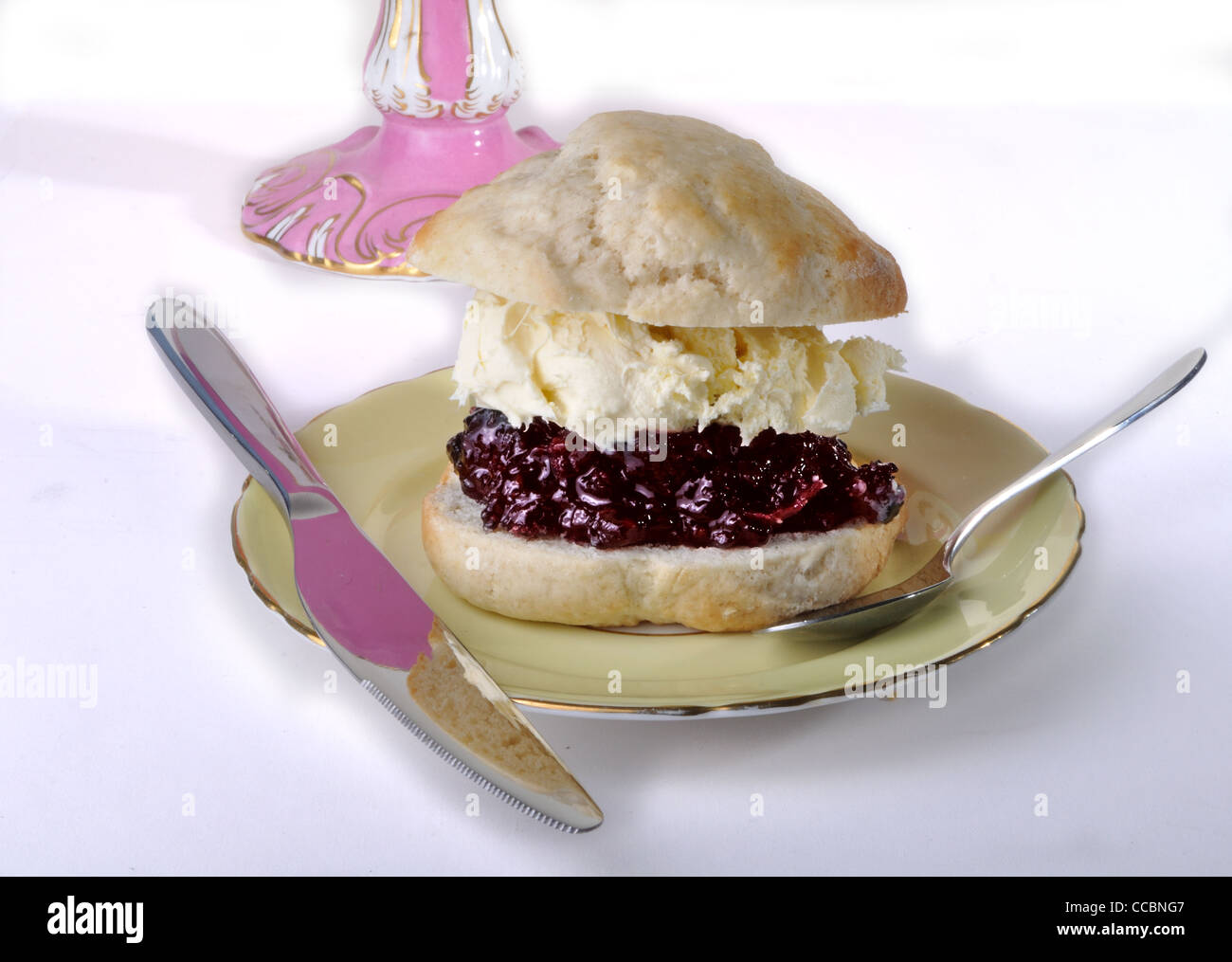 Cornetto con clotted cream e confettura di fragole, pomeriggio tè alla crema Foto Stock