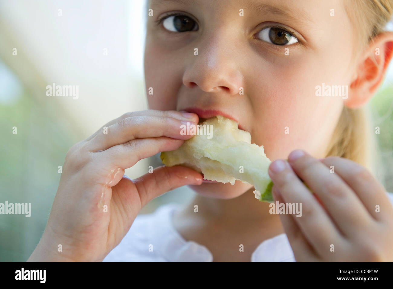 Bambina eatiing apple Foto Stock