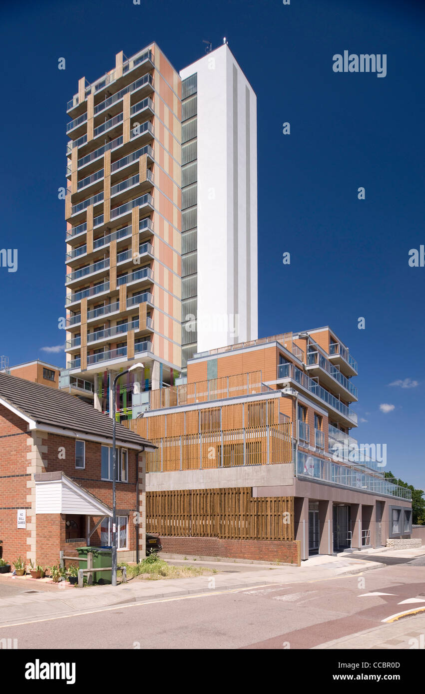 Torre residenziale blocco sopra stazione Plumstead Foto Stock