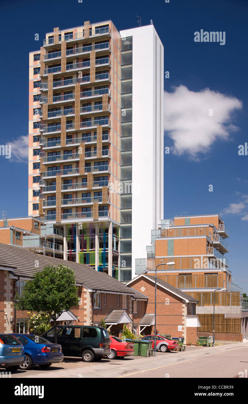 Torre residenziale blocco sopra stazione Plumstead Foto Stock