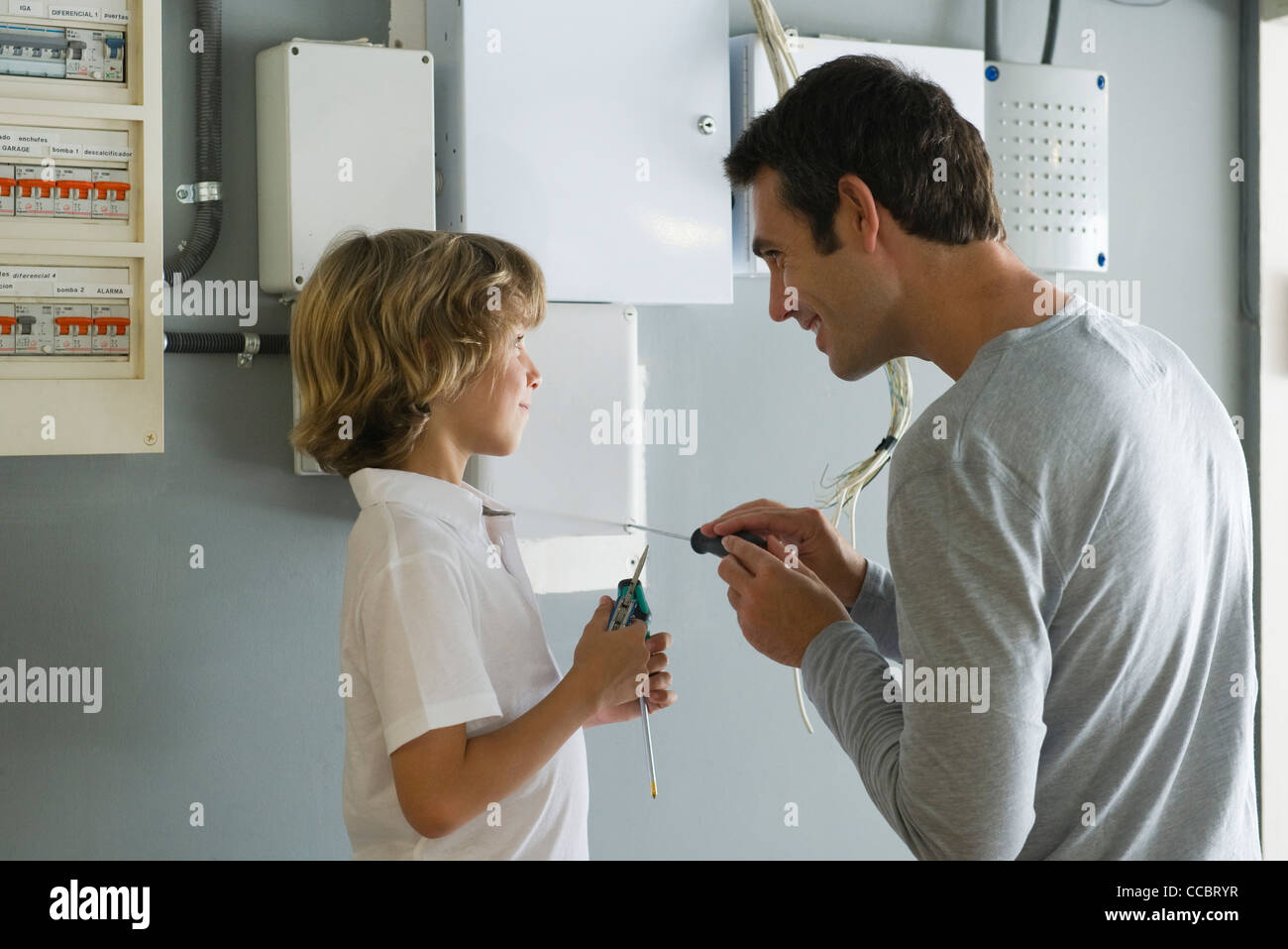 Figlio aiutando il padre con il miglioramento di casa Foto Stock