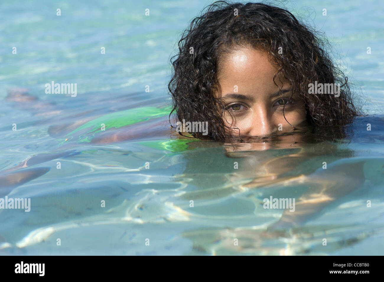 Donna in acqua solo con gli occhi al di sopra dell'acqua Foto Stock