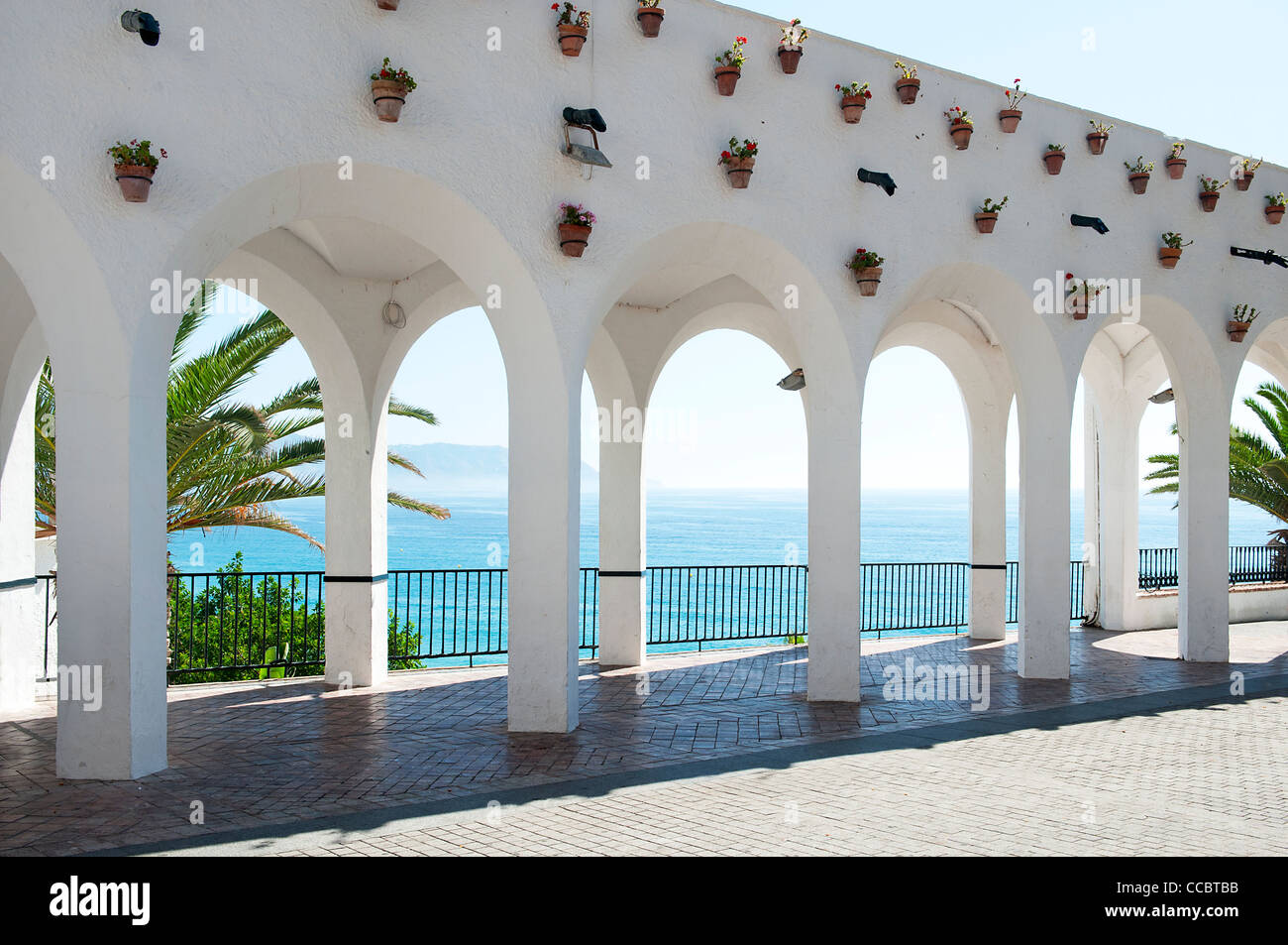 Gli archi al Balcón de Europa, Nerja, provincia di Malaga, Andalusia, Spagna Foto Stock