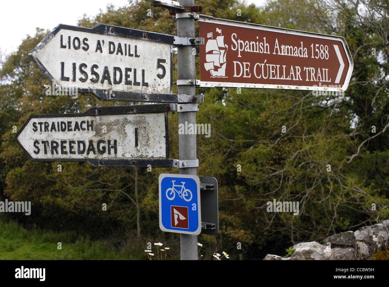 Il bivio segno, 'l'Cuéllar Trail", Kinlough, nella Contea di Leitrim, Connacht, Irlanda, Europa. Foto Stock