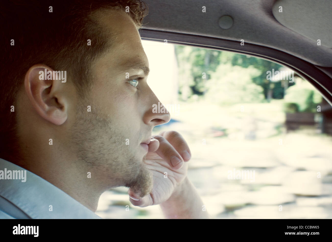 Uomo alla guida di auto, ritratto Foto Stock