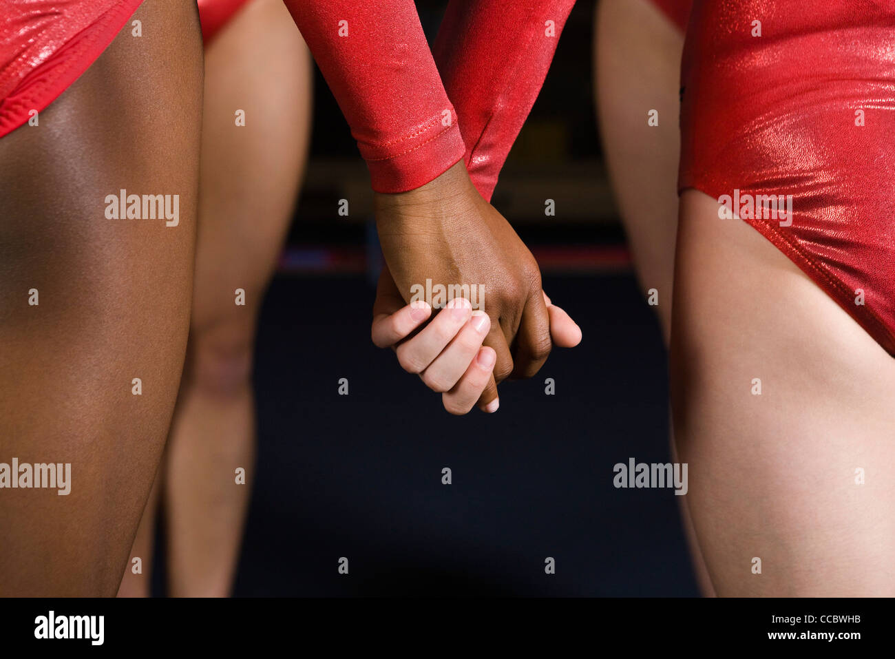 I ginnasti femmina Holding Hands, metà sezione Foto Stock
