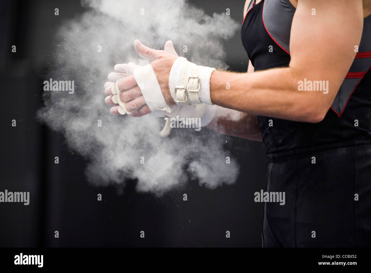 Applicando ginnasta chalk potere di mani in preparazione Foto Stock