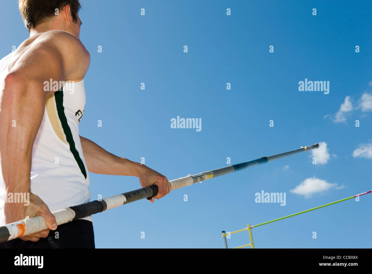 Atleta preparando per la pole vault, basso angolo di visione Foto Stock