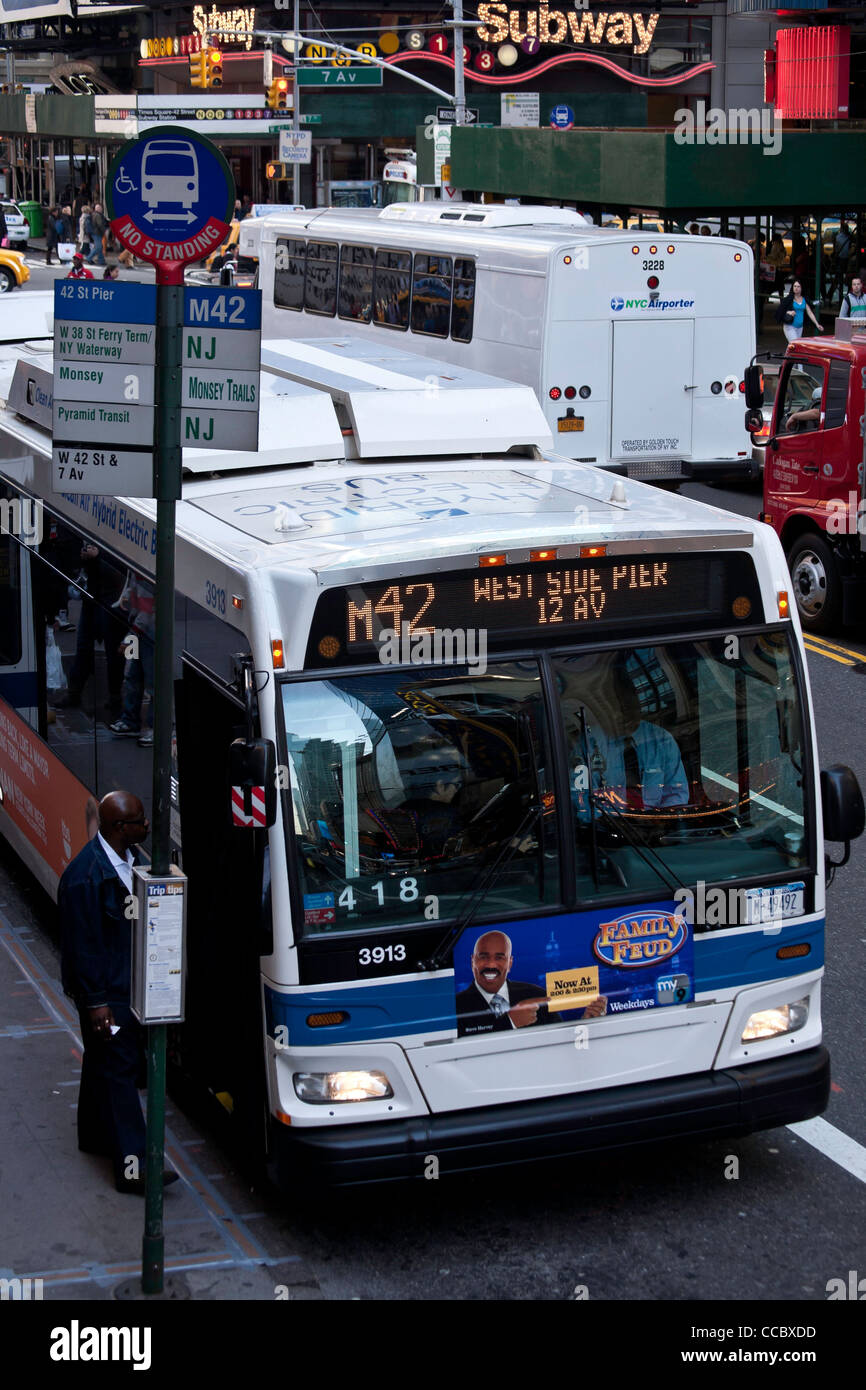 Fermata bus segno e M42 Bus, W. 42nd Street, NYC Foto Stock