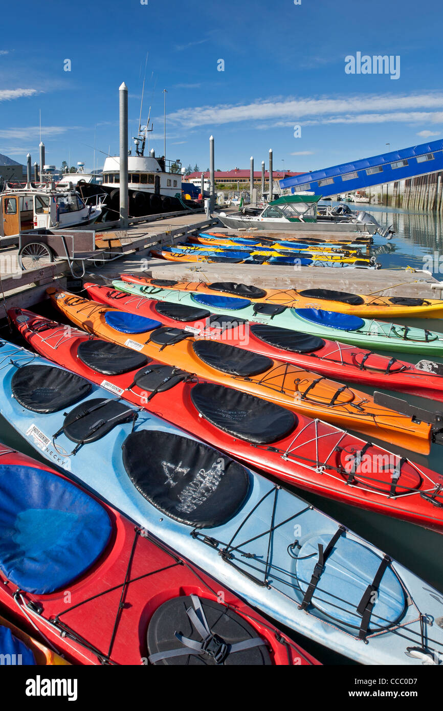 Kayak da mare presso il molo. Valdez harbor. L'Alaska. Stati Uniti d'America Foto Stock