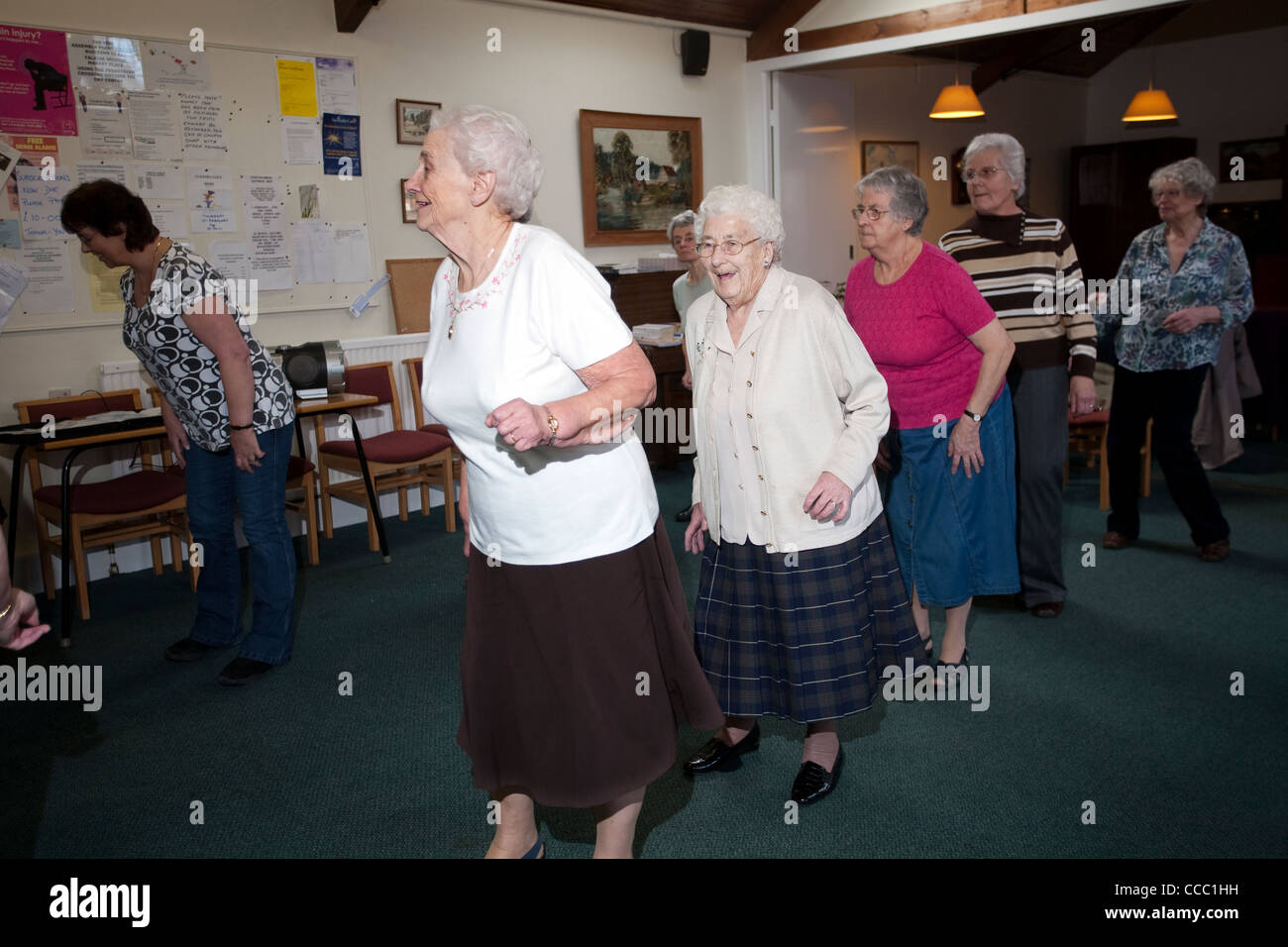Linea di attività di ballo presso un club sociale per gli over 60, Henley-on-Thames, Inghilterra. Foto:Jeff Gilbert Foto Stock