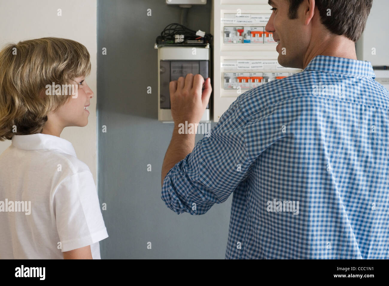 Padre tirando l'interruttore automatico Foto Stock