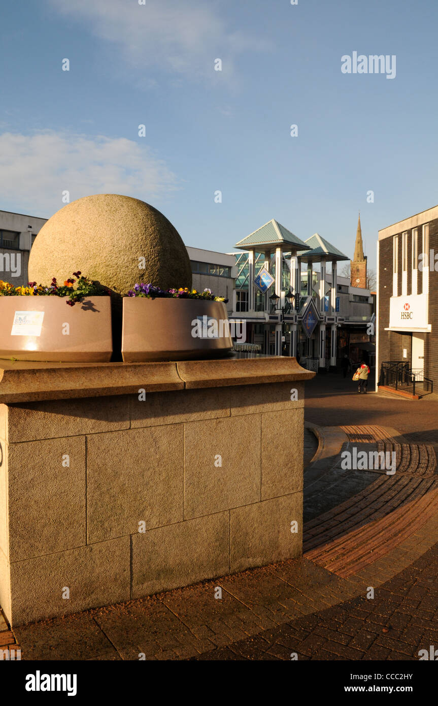 Halesowen High Street che mostra un terribile scontro di architettura negli ultimi decenni con la chiesa antica guglia della distanza Foto Stock