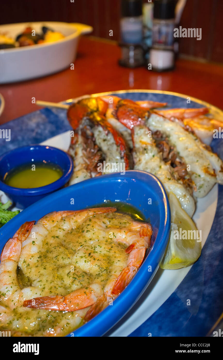 Piatto di frutti di mare alla griglia con code di aragoste e gamberetti Foto Stock