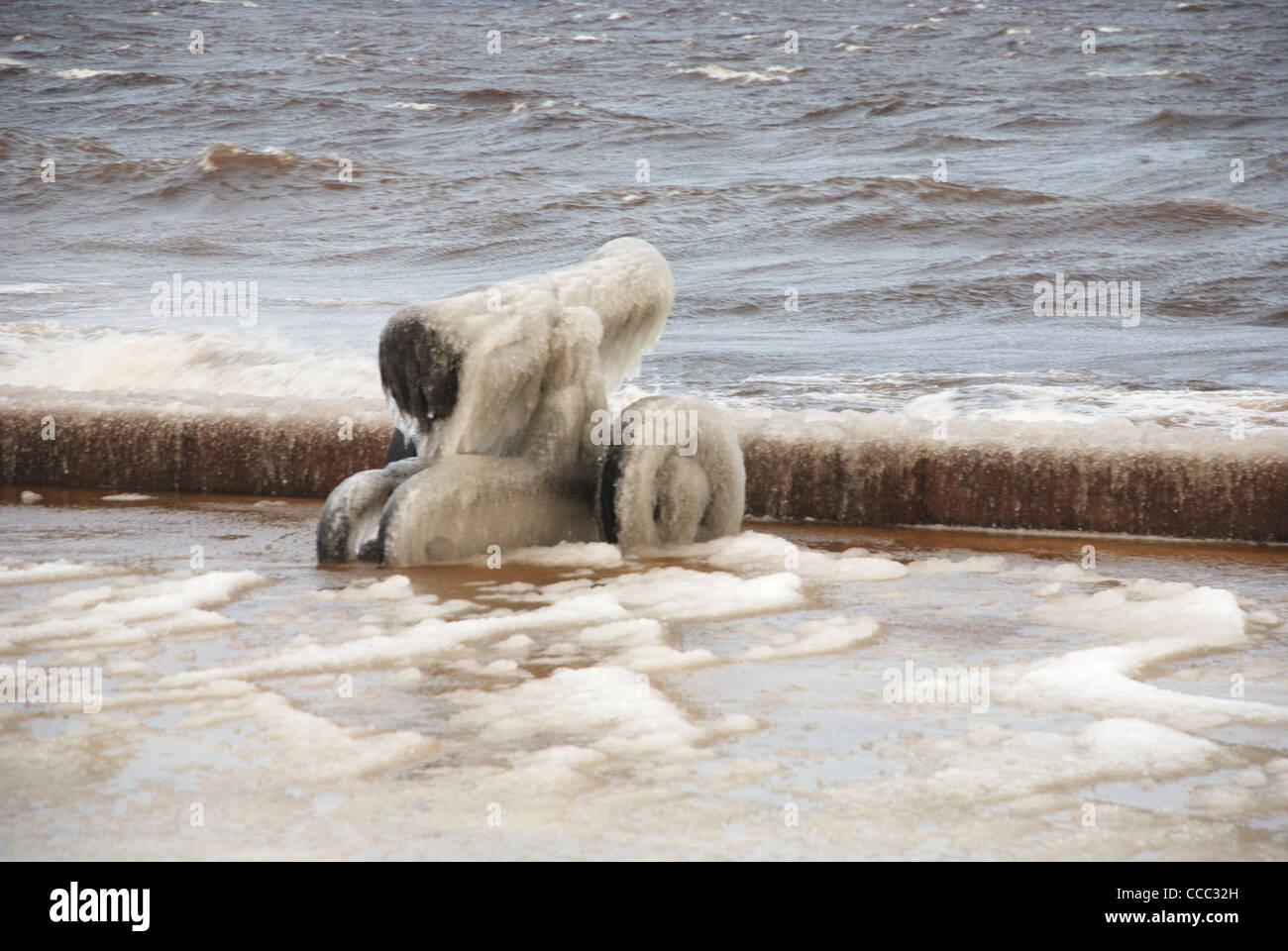 Il ghiaccio la pistola sul litorale del Lago Onega durante una tempesta Foto Stock