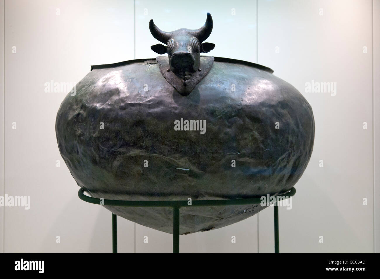 Calderone di bronzo originariamente decorata con cinque teste di tori risalenti a th. Museo archeologico di Olimpia, Peloponneso e Grecia. Foto Stock