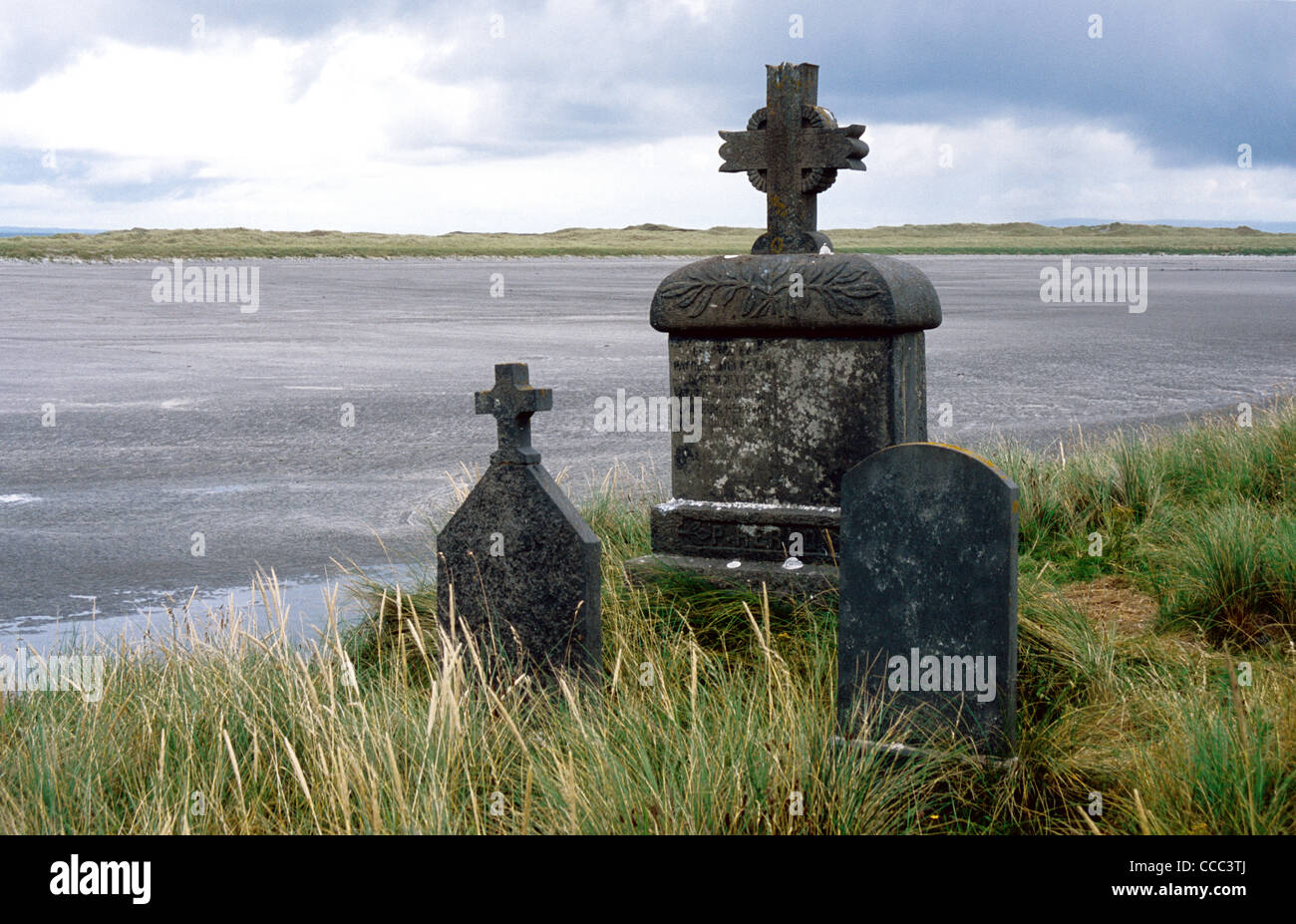 Croci in pietra nel cimitero sulla Inis Mor Isole Aran Co Galway, Irlanda Foto Stock