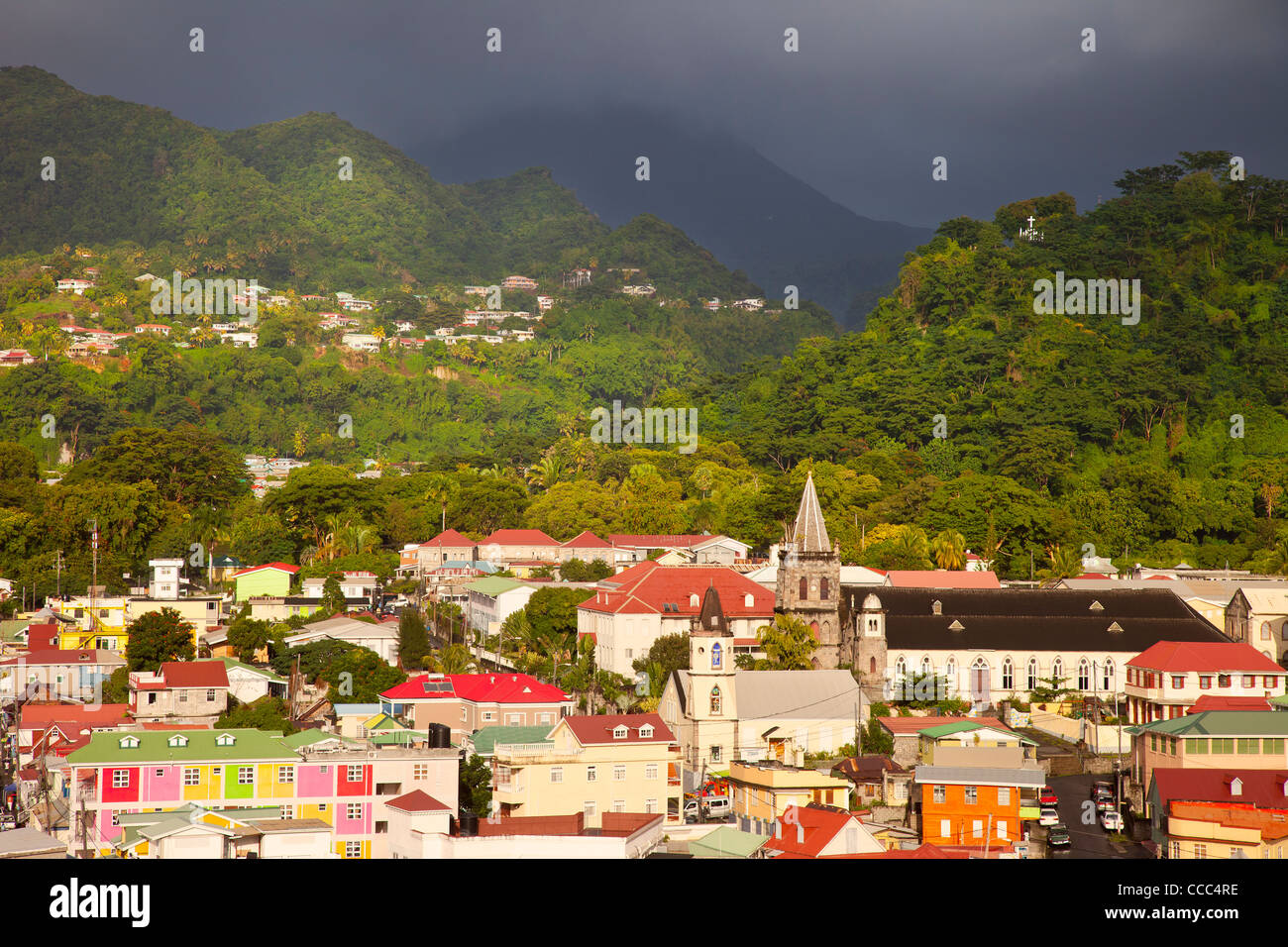 La luce del sole di scalda la città di Roseau sotto il cielo tempestoso, Dominica, Isole Sottovento, West Indies Foto Stock