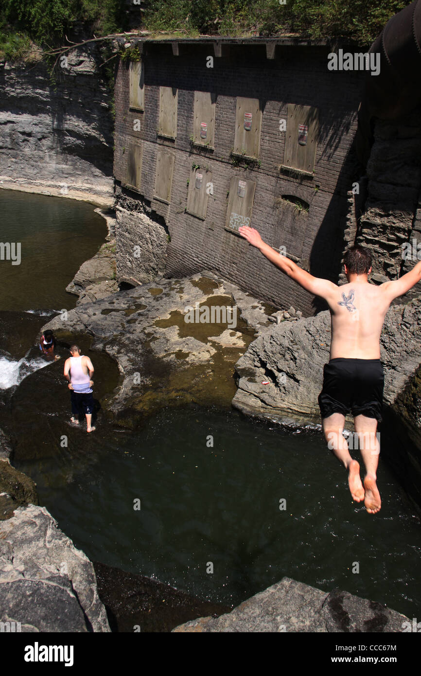 Piscina a cascata diving vecchio mulino Ithaca sei miglia creek Foto Stock