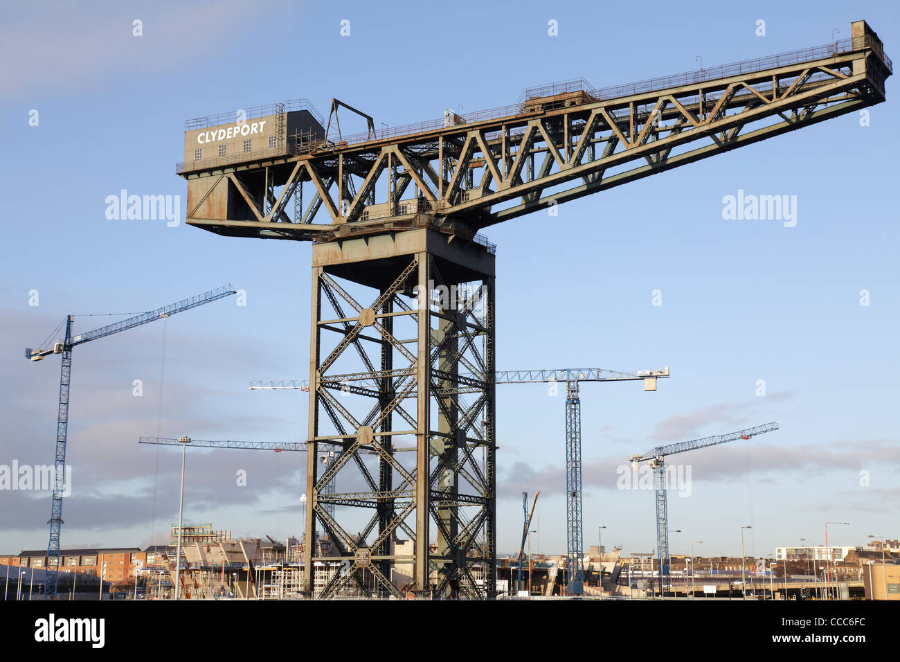 Finnieston Crane con gru da costruzione sullo sfondo, Glasgow, Scozia, Regno Unito Foto Stock