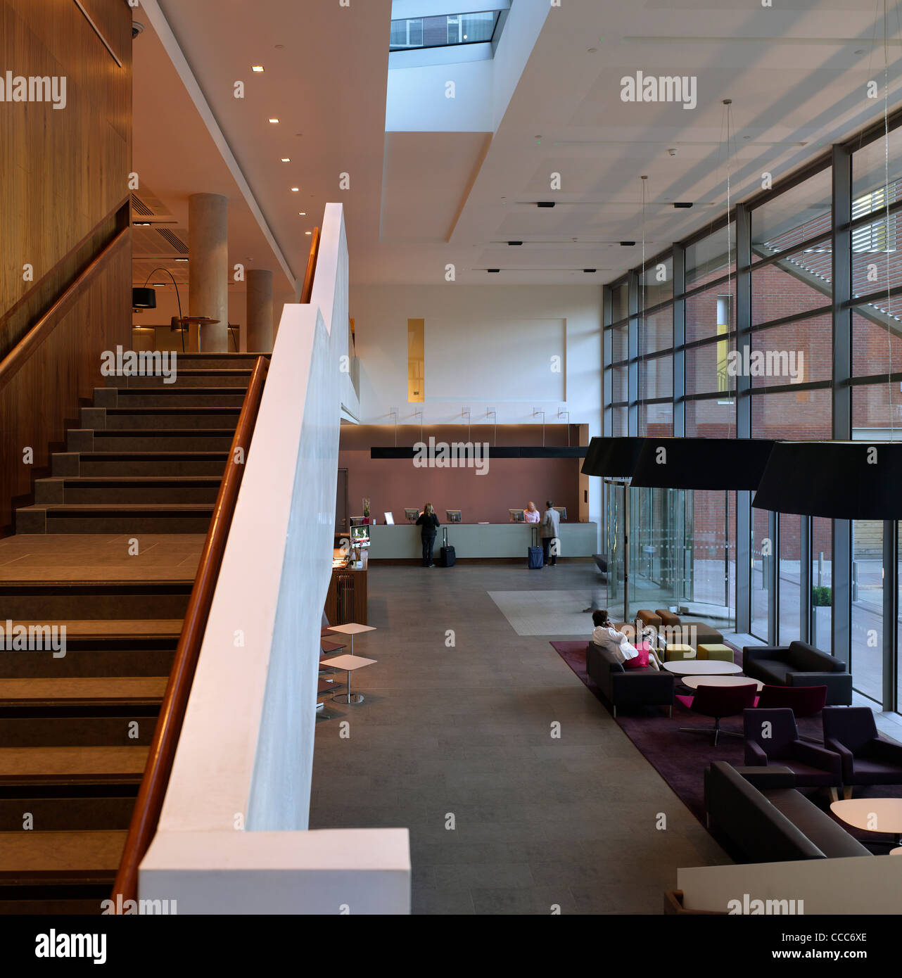 Il City Inn hotel alleati & morrison storica Granary Wharf progetto di rigenerazione leeds 2009 grand view reception hall mezzanino Foto Stock