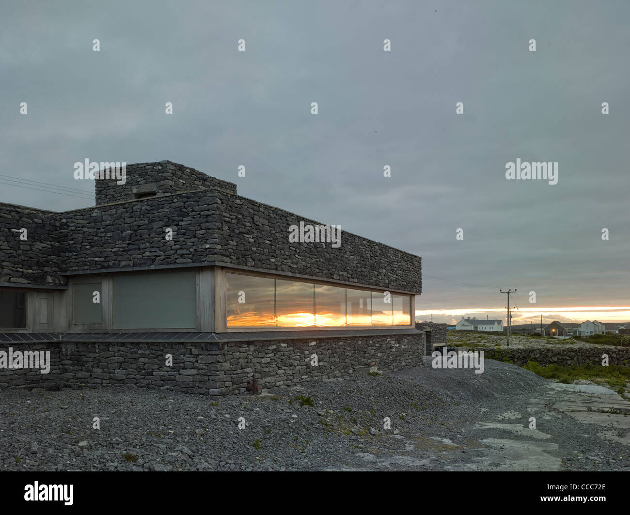 Impostare su una delle più piccole isole Aran in Galway Bay al largo della costa occidentale dell'Irlanda,questo splendido edificio in pietra locale Foto Stock