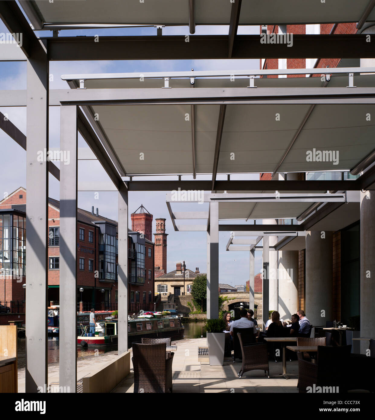 Il City Inn hotel alleati & morrison storica Granary Wharf progetto di rigenerazione leeds 2009 ristorante esterno posti a sedere accanto al canal Foto Stock