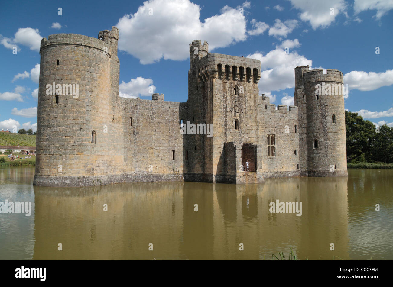 Vista esterna del fossato di fronte all'impressionante del XIV secolo il Castello di Bodiam, East Sussex, England Regno Unito. Foto Stock