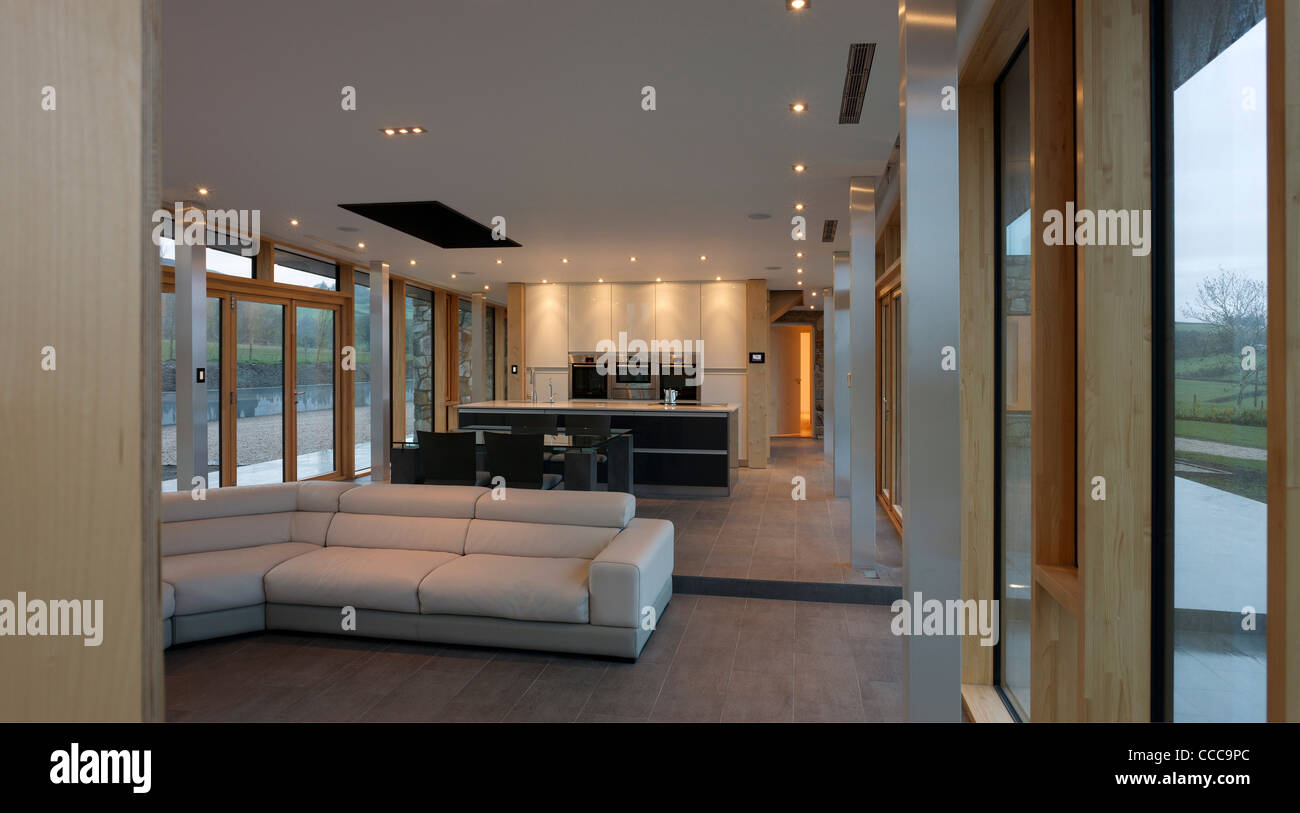 Il Dolmen House, MacGabhann Architects, Donegal, Irlanda, 2011, vista interna dal numero di posti a sedere per cucina a pianta aperta Foto Stock