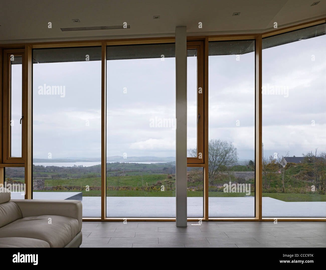 Il Dolmen House, MacGabhann Architects, Donegal, Irlanda, 2011, vista interna attraverso dall area con posti a sedere in orizzontale Foto Stock