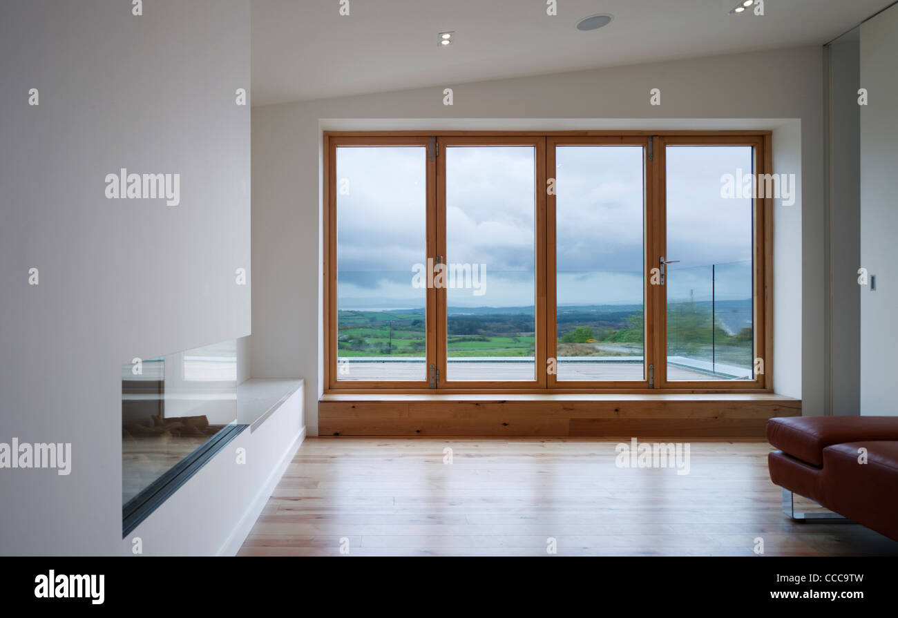 Il Dolmen House MacGabhann Architects Donegal Irlanda 2011 vista interna attraverso da upper-storey area con posti a sedere in orizzontale Foto Stock
