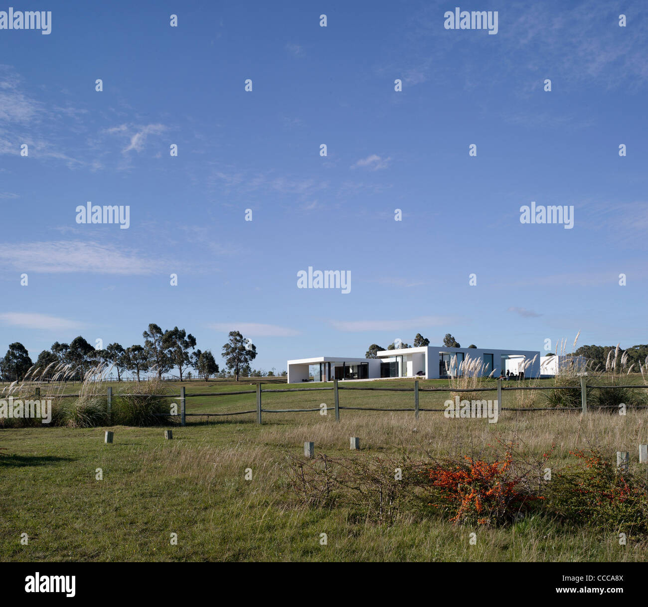 House 10/ Chacra 10, Kallosturin, Villalagos station wagon, Punta del Este, Uruguay, 2011, vista con recinto e paesaggio Foto Stock