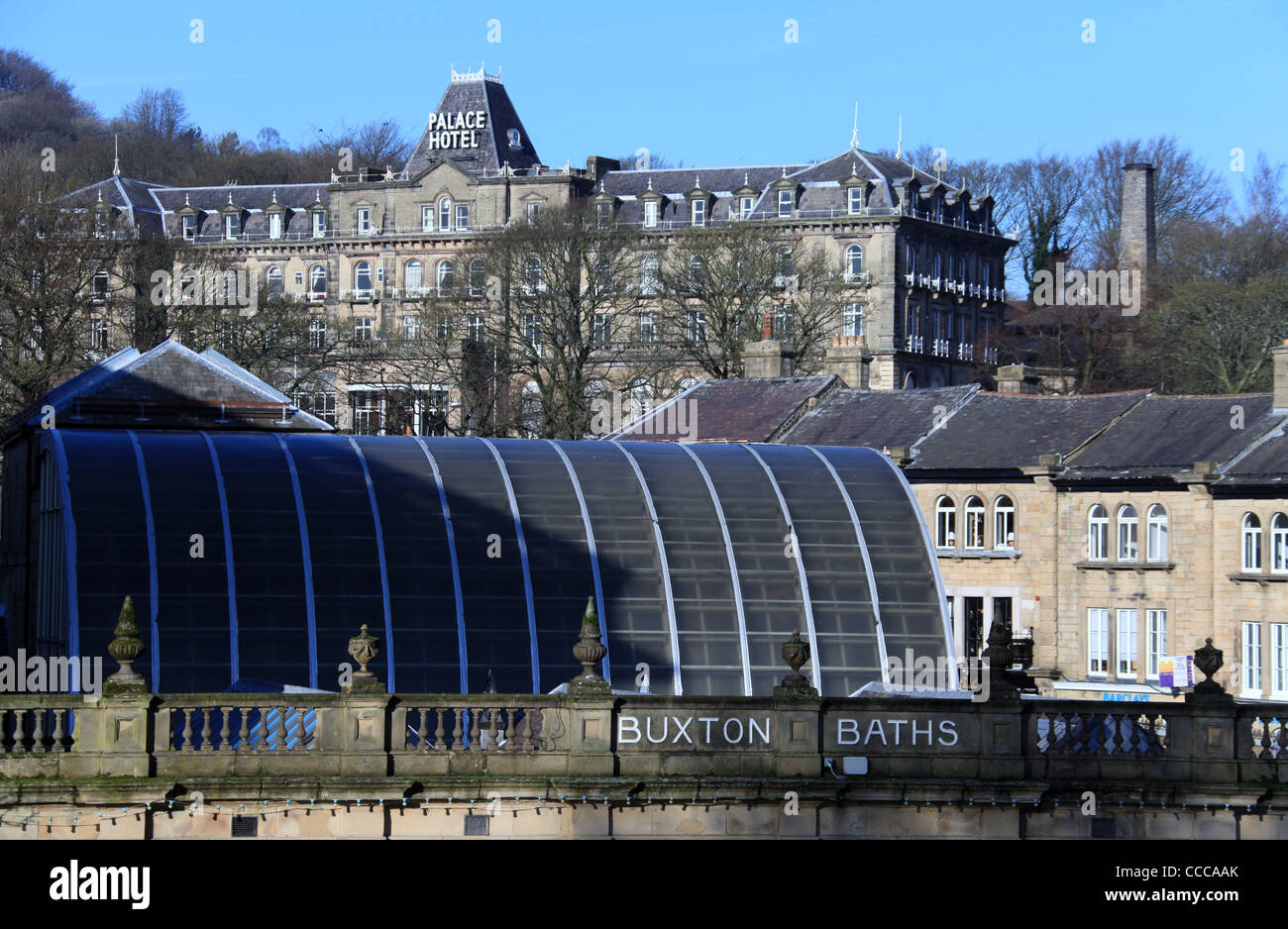 Buxton che mostra il tetto dell'ex bagni e il Palace Hotel Foto Stock