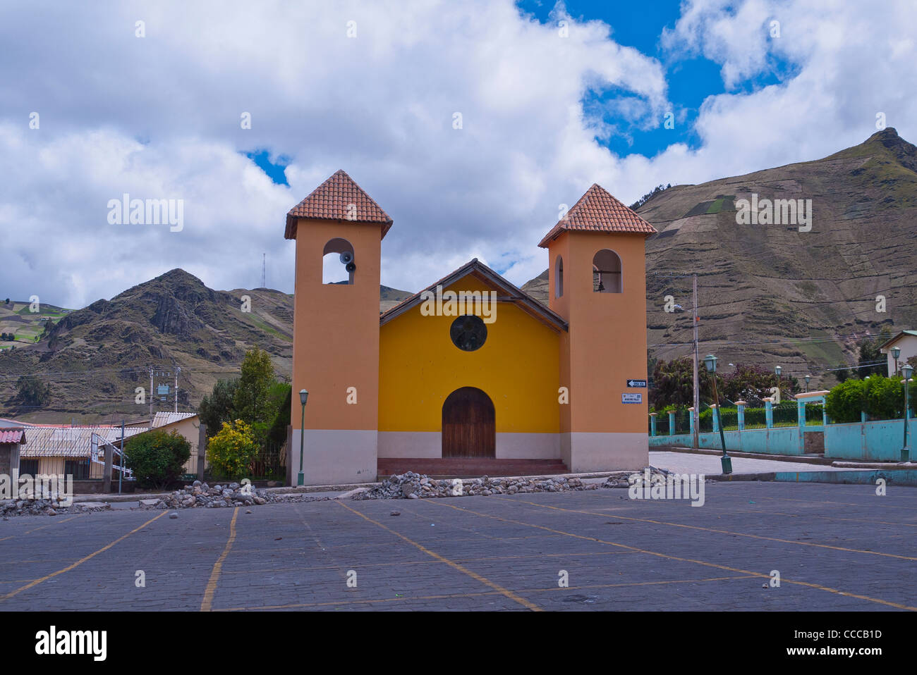 La piccola chiesa cattolica del villaggio di Zumbahua situato sul loop di Quilotoa negli altipiani centrali del Ecuador. Foto Stock