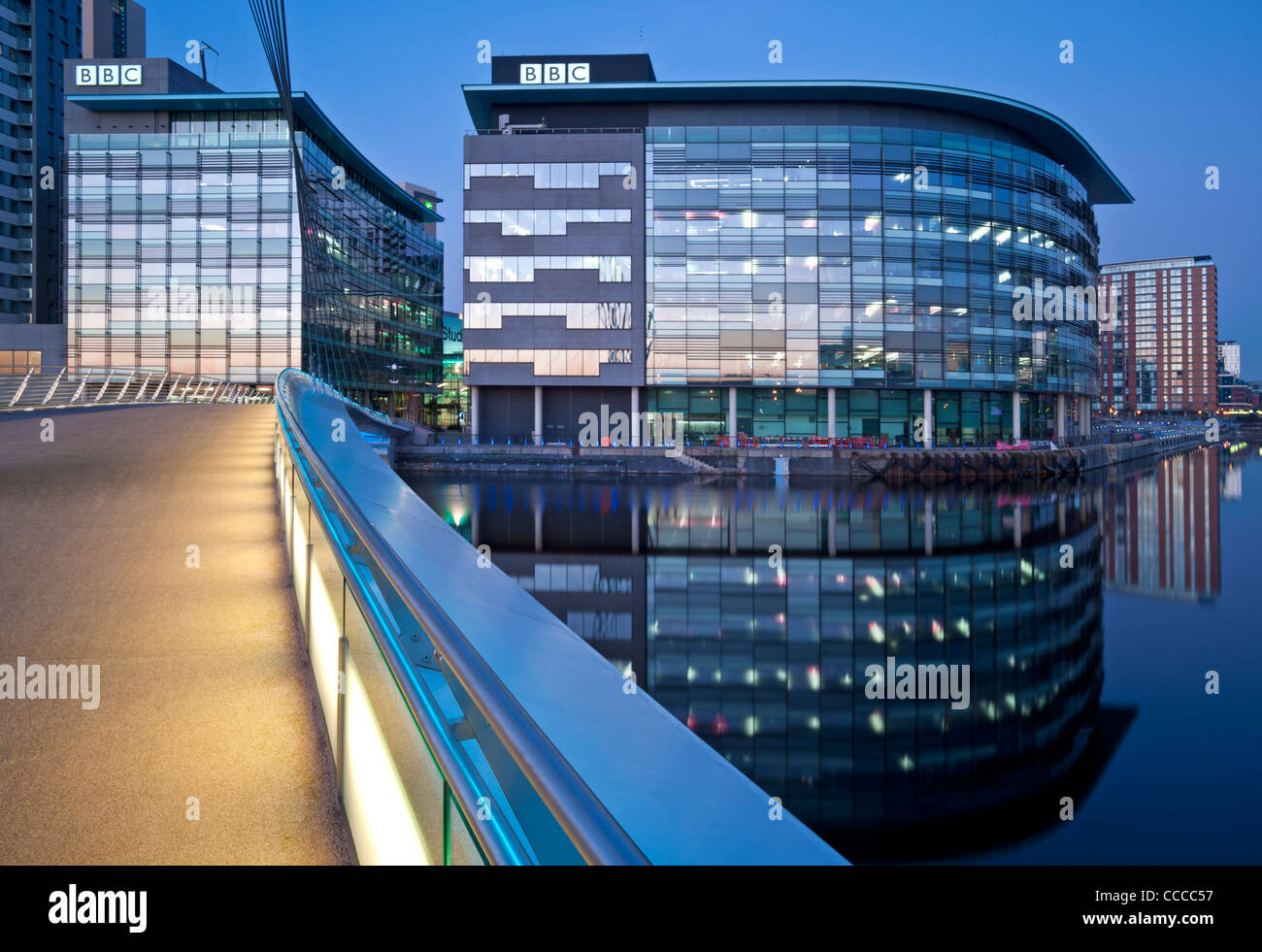 Media City passerella e BBC Studios a MediaCityUK di notte, Salford Quays, Greater Manchester, Inghilterra, Regno Unito Foto Stock
