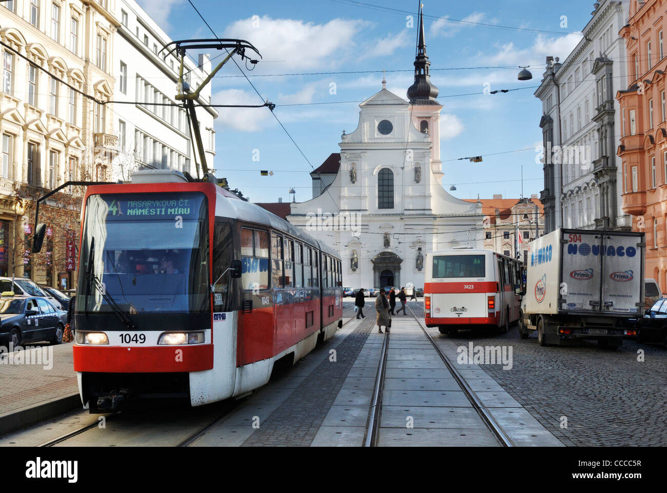 I tram di fronte St. Thomas Church, Brno, Moravia del Sud, Repubblica Ceca Foto Stock