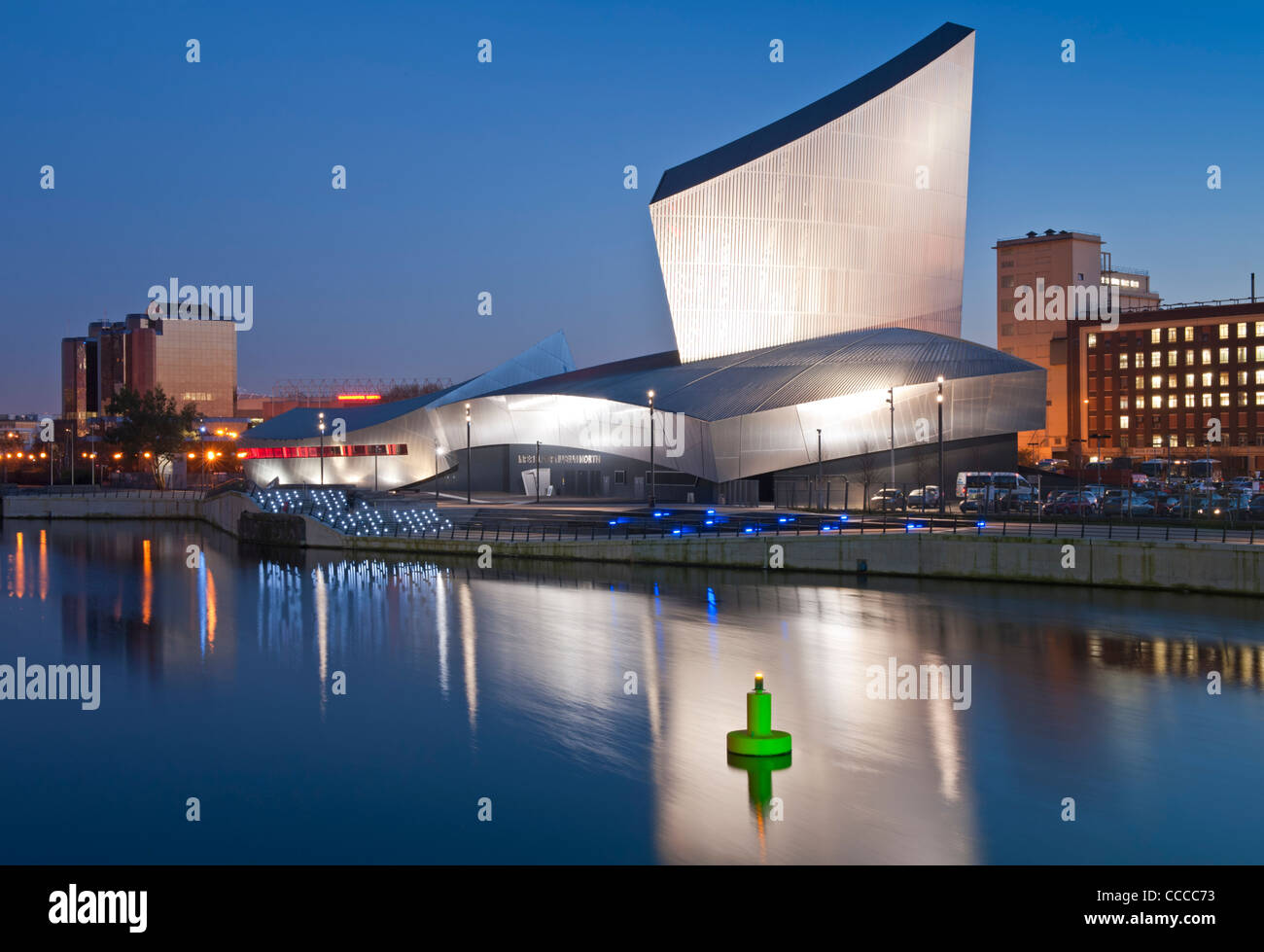 Imperial War Museum (nord) di notte, Salford Quays, Manchester, Inghilterra, Regno Unito Foto Stock