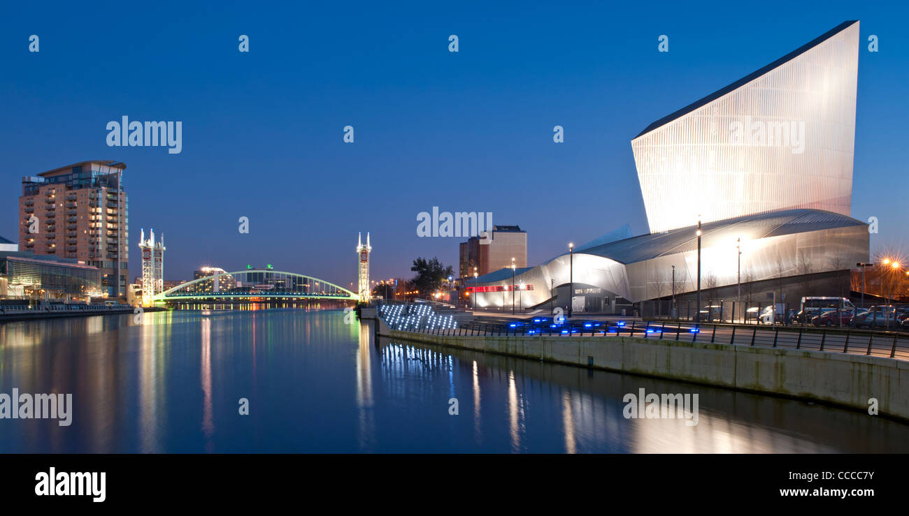 Imperial War Museum (nord) di notte, Salford Quays, Manchester, Inghilterra, Regno Unito Foto Stock