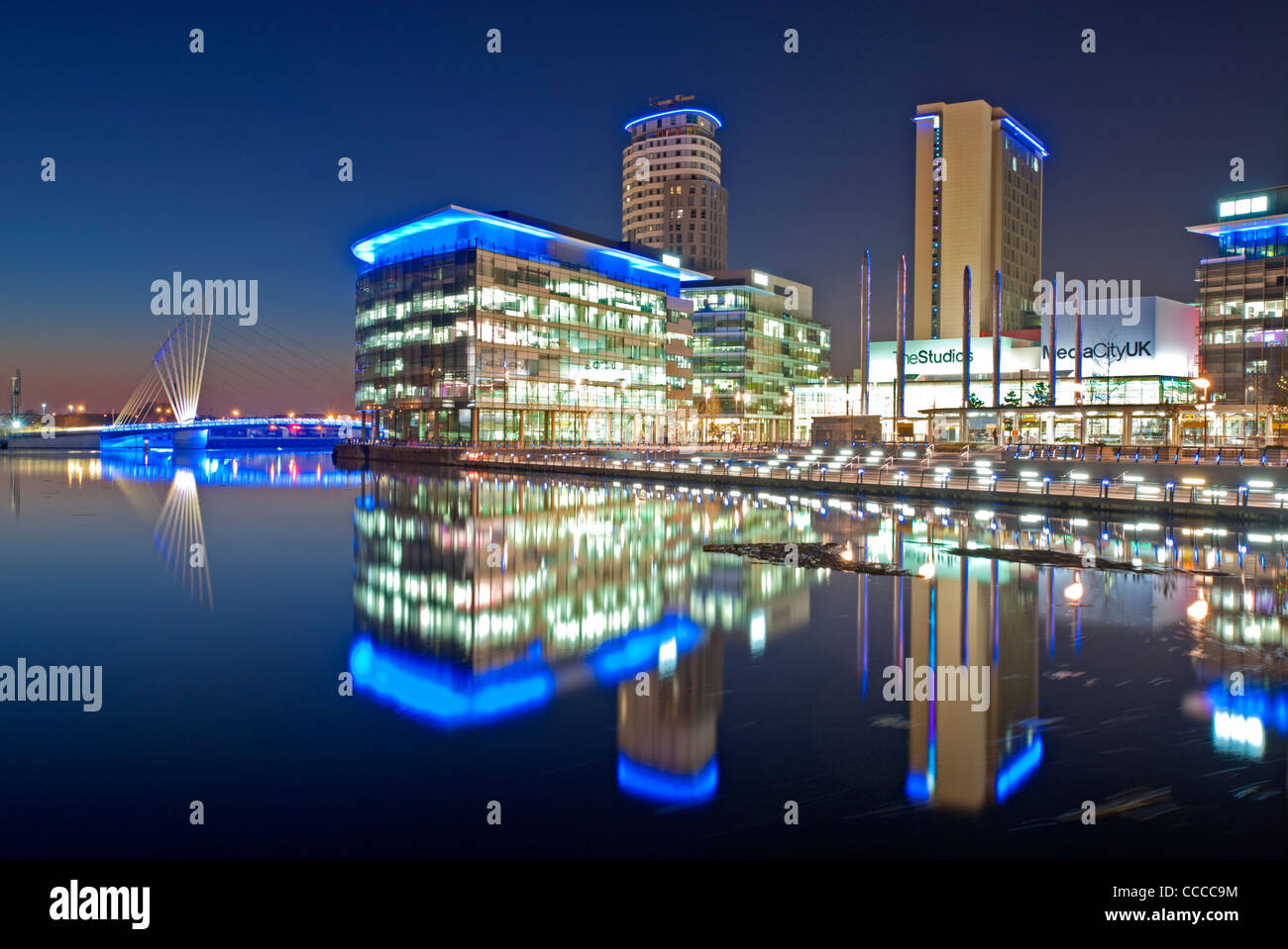 Media City passerella e Studios a MediaCityUK di notte, Salford Quays, Greater Manchester, Inghilterra, Regno Unito Foto Stock