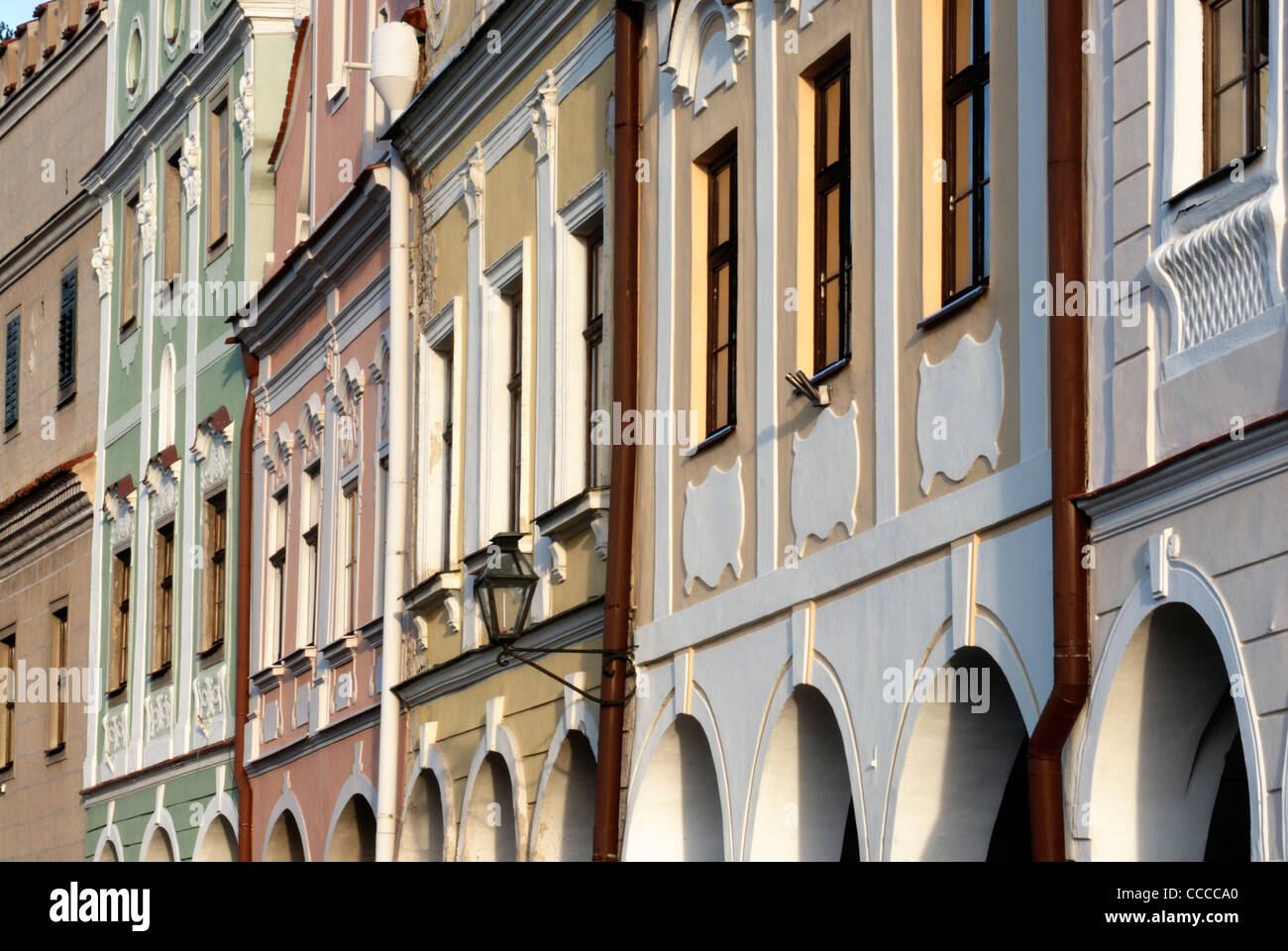 Telc, Repubblica Ceca. Case tradizionali e negozi nella piazza principale. Foto Stock