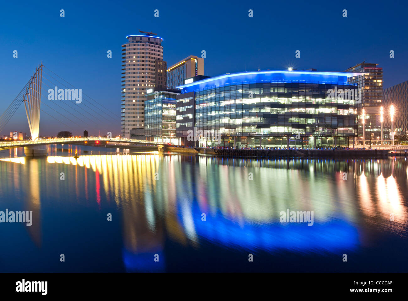 Media City passerella e Studios a MediaCityUK di notte, Salford Quays, Greater Manchester, Inghilterra, Regno Unito Foto Stock