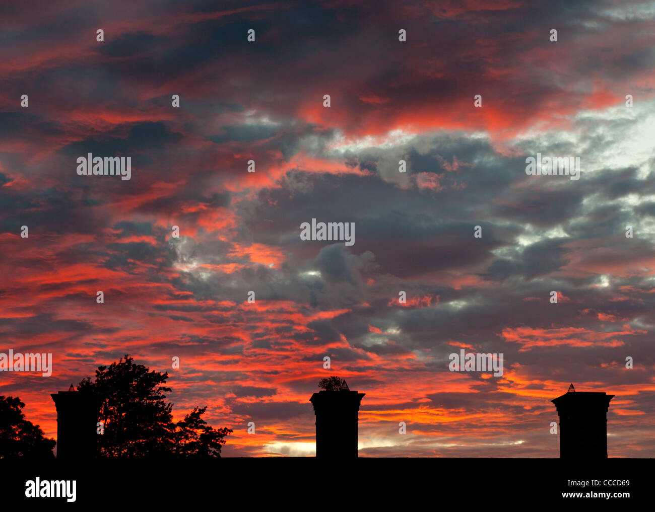 Stagliano comignoli con spettacolare tramonto dietro, Cheshire Foto Stock