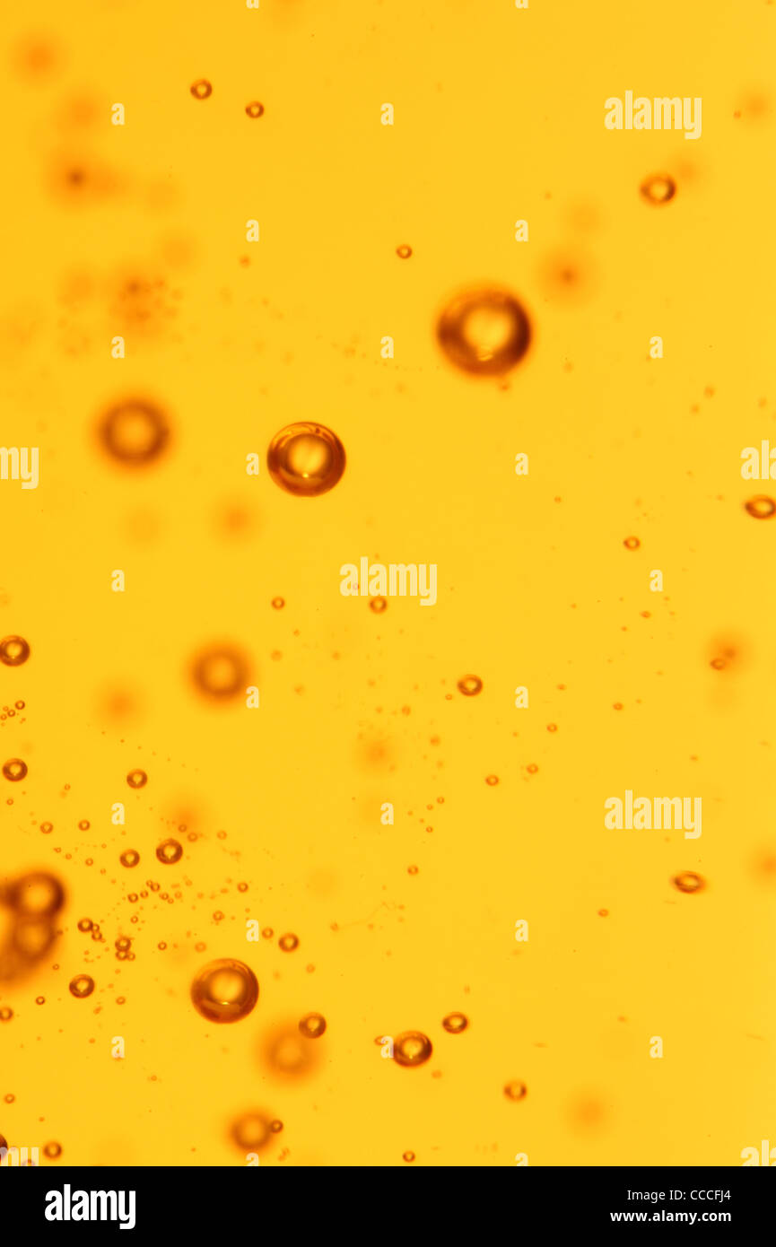Bolle di sapone liquido arancione sullo sfondo Foto Stock