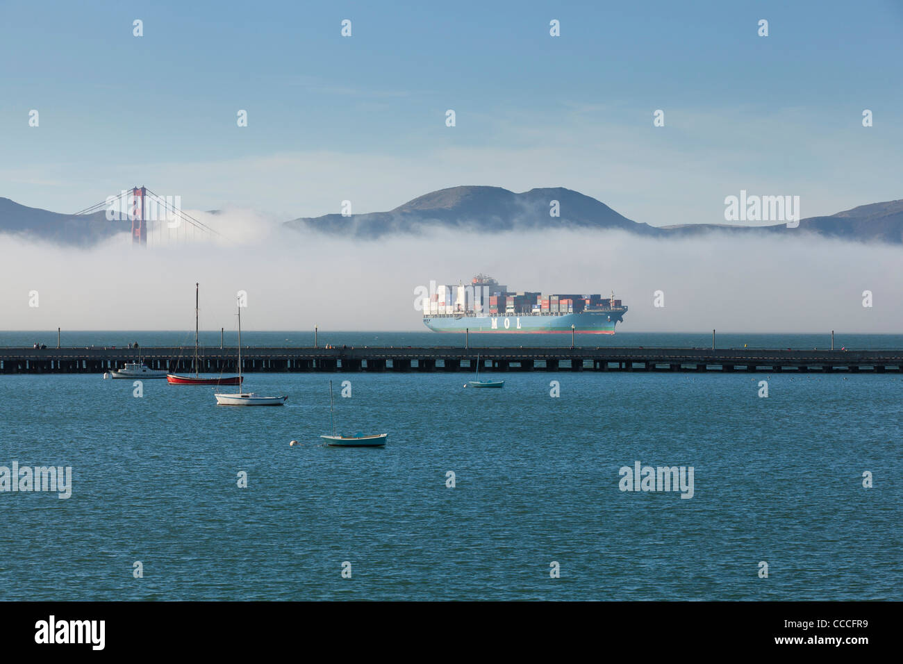 Un MOL di portacontainer immettendo la nebbia la Baia di San Francisco - California USA Foto Stock