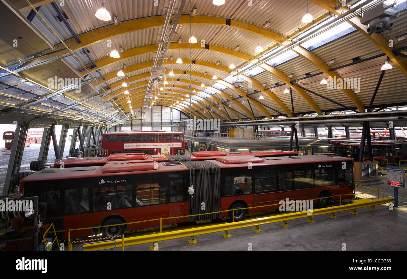 Il nuovo West Ham Bus Garage per autobus di Londra è uno dei più grandi garage per autobus in Europa. Questo è uno dei tre garage per Tfl Foto Stock