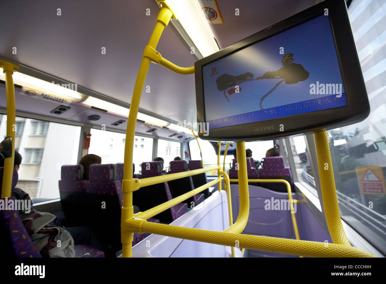 Schermo televisivo che mostra inserzioni mirate su un bus in hong kong RAS di Hong kong cina asia Foto Stock