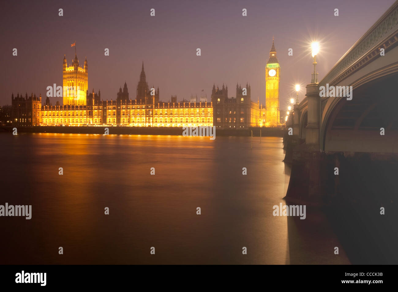 Il Parlamento e il Big Ben a Londra per una notte di nebbia. Foto Stock